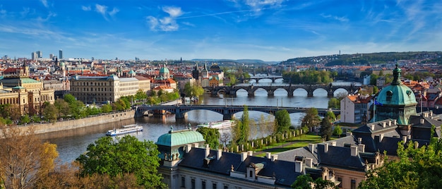 Panoramiczny widok Praskich mostów nad Wełtawą od Letni P.