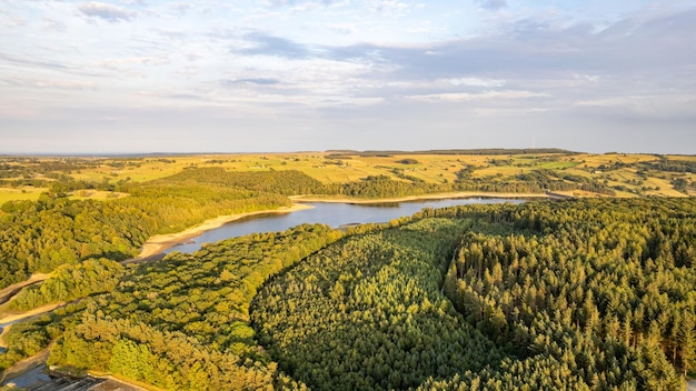 Panoramiczny widok rzeki zrobiony za pomocą drona