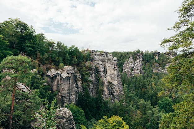 Zdjęcie panoramiczny widok skał i drzew na tle nieba