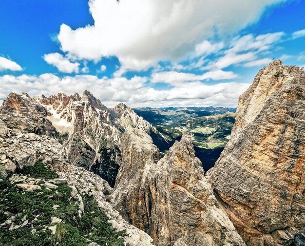 Panoramiczny widok skał i gór na tle nieba