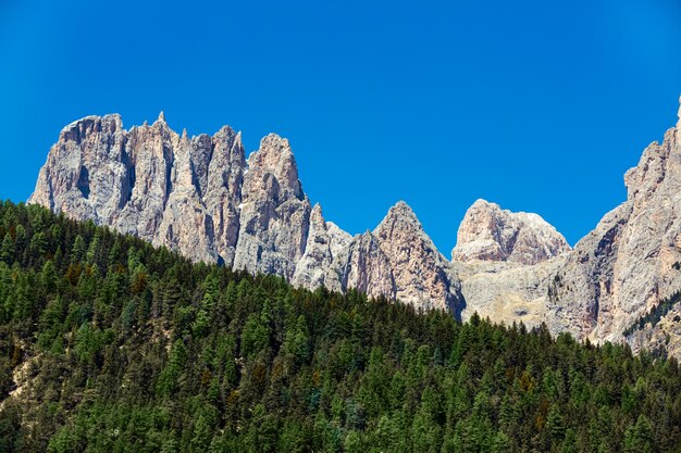 Panoramiczny widok skalistych gór na czyste niebieskie niebo