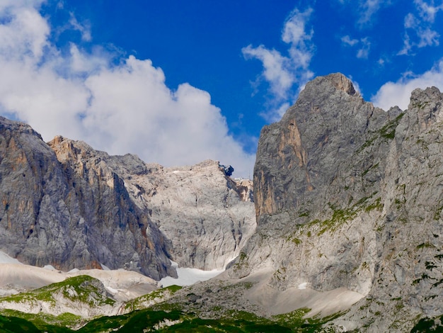 Zdjęcie panoramiczny widok skalistych gór na tle nieba