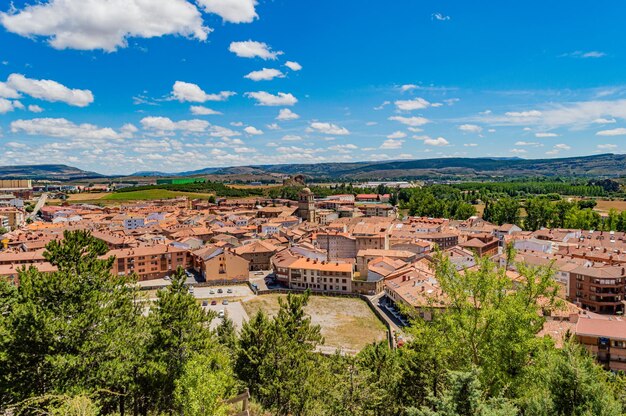 panoramiczny widok średniowiecznego miasta