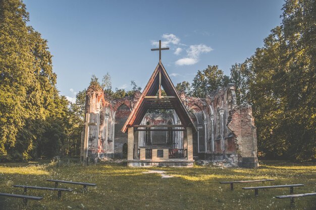 Zdjęcie panoramiczny widok świątyni pośród drzew i budynku na tle nieba