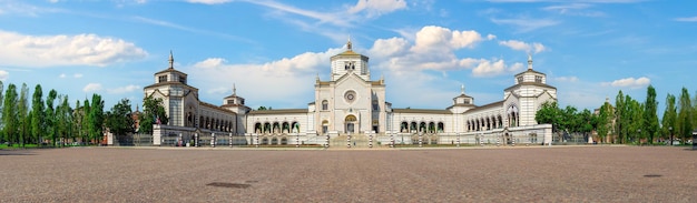 Panoramiczny widok wejścia na cmentarz monumentalny w Mediolanie we Włoszech