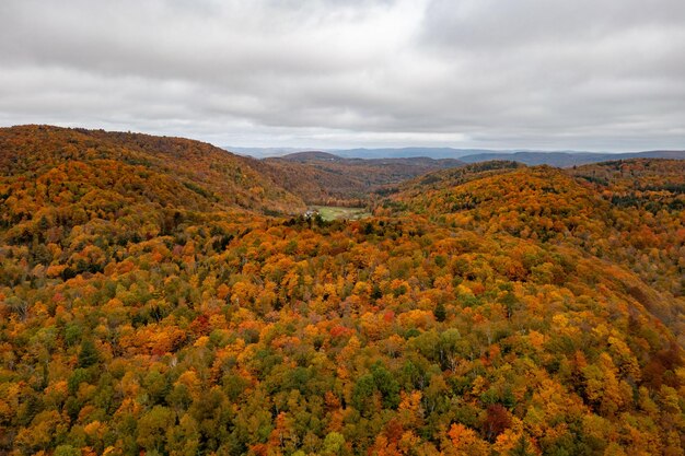 Zdjęcie panoramiczny widok wiejskiej farmy jesienią w vermont