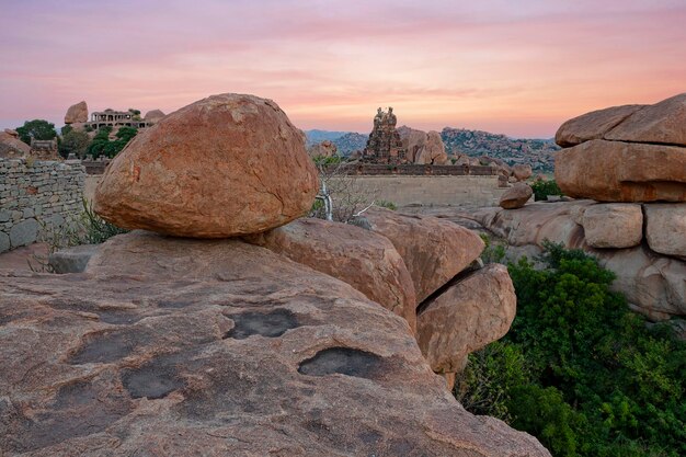 Panoramiczny widok wschodu słońca nad starożytnym miastem Vijayanagara, Hampi, Karnataka, Indie...