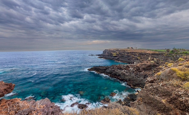 Panoramiczny widok wybrzeża wyspy Teneriffa na burzliwym niebie