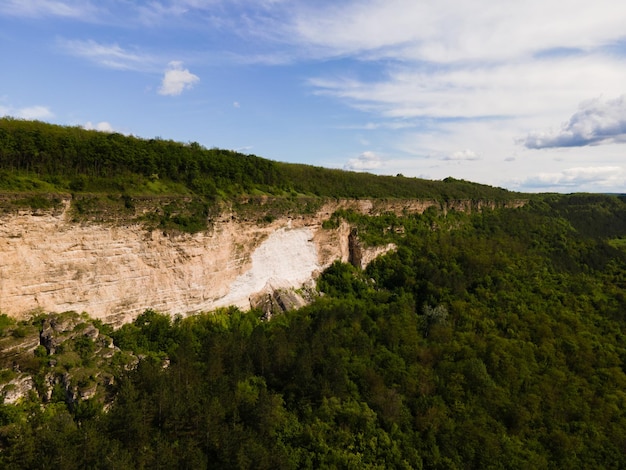 Panoramiczny widok z drona na góry i skały