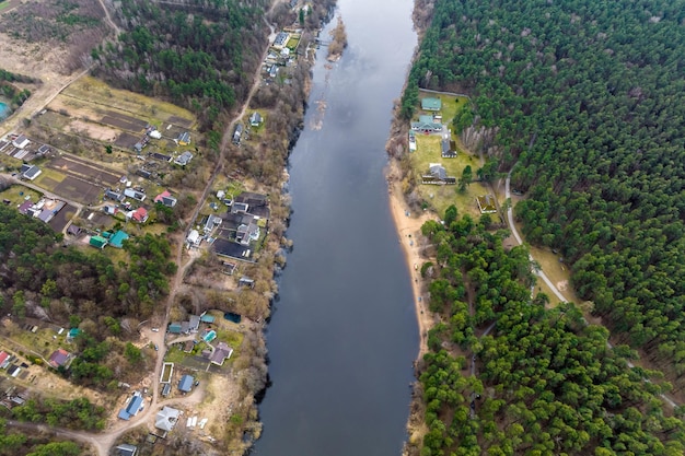 Panoramiczny widok z dużej wysokości meandrującej rzeki w lesie