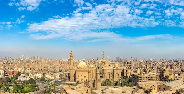 Panoramiczny widok z góry na Kair i Meczet Sułtana Hassana
