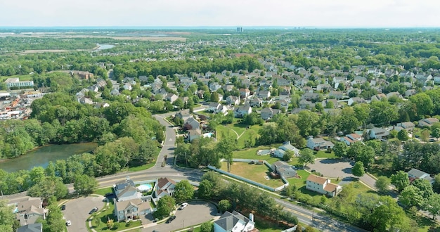 Panoramiczny widok z góry na zieleń malowniczy letni krajobraz małego spokojnego amerykańskiego miasteczka wschodniego brunswick