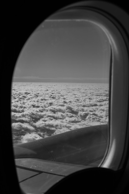 Panoramiczny widok z iluminatora samolotu pasażerskiego zdjęcie czarno-białe