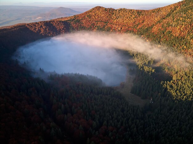 Panoramiczny widok z jeziora Sfana