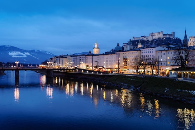 Panoramiczny widok z krajobrazem starego miasta w zamku Hohensalzburg w Salzburgu w Austrii w Europie. Miasto Mozarta w austriackich Alpach i rzeka Salzach w zimie. Twierdza i katedra. Wieczorem