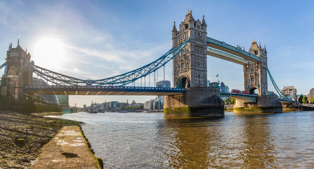 Panoramiczny widok z London Tower Bridge