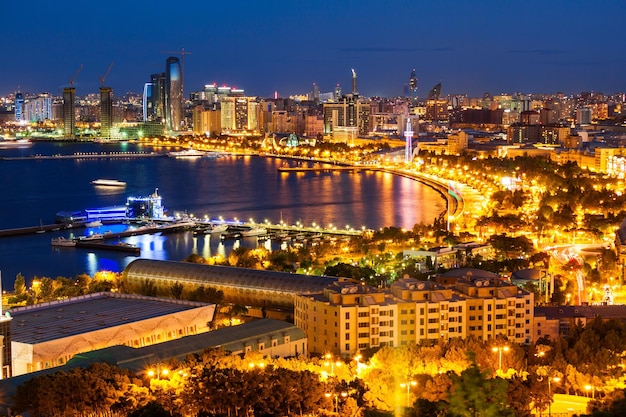 Panoramiczny widok z lotu ptaka Baku z punktu widokowego Martyrs Lane, który znajduje się w centrum Baku w Azerbejdżanie