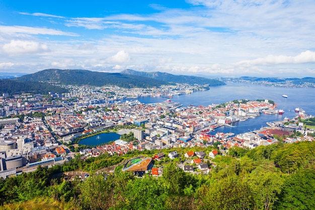 Panoramiczny Widok Z Lotu Ptaka Bergen Z Punktu Widokowego Mount Floyen. Bergen To Miasto I Gmina W Hordaland W Norwegii.