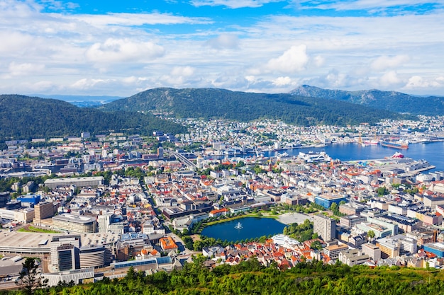 Panoramiczny widok z lotu ptaka Bergen z punktu widokowego Mount Floyen. Bergen to miasto i gmina w Hordaland w Norwegii.