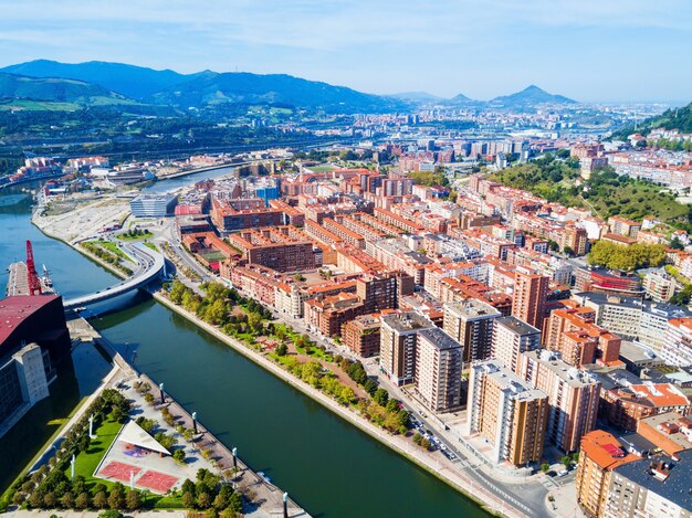 Panoramiczny widok z lotu ptaka Bilbao. Bilbao to największe miasto w Kraju Basków w północnej Hiszpanii.
