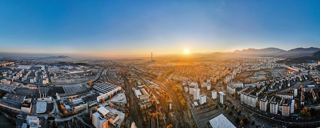 Zdjęcie panoramiczny widok z lotu ptaka braszowa o wschodzie słońca rumunia drogi z samochodami