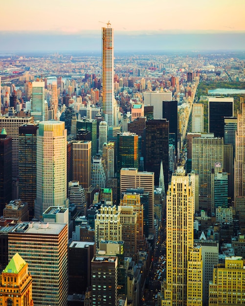 Panoramiczny widok z lotu ptaka do centrum Manhattanu i Central Parku w Nowym Jorku, USA. Skyline z drapaczami chmur o zachodzie słońca. Nowy Jork. Budynek architektury amerykańskiej. Panorama Metropolii. Pejzaż miejski
