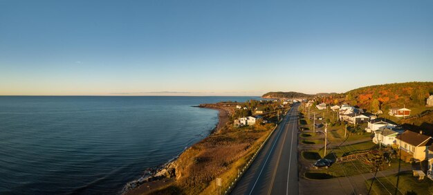 Panoramiczny widok z lotu ptaka domów mieszkalnych w pobliżu plaży na wybrzeżu Oceanu Atlantyckiego