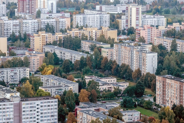 Panoramiczny widok z lotu ptaka dzielnicy mieszkalnej wieżowców