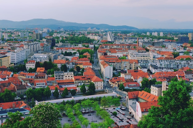 Panoramiczny widok z lotu ptaka Lublany, stolicy Słowenii, w ciepłym świetle zachodu słońca. Podróż. Czerwone dachy