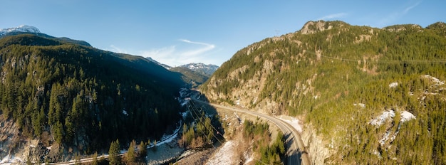 Panoramiczny widok z lotu ptaka na autostradę od morza do nieba w dolinie w górach