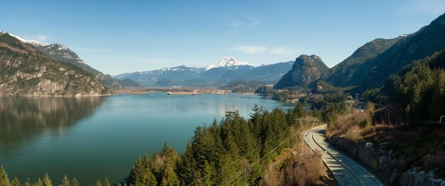 Panoramiczny widok z lotu ptaka na autostradę Sea to Sky z Chief Mountain w tle