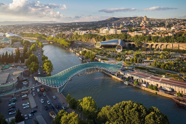 Panoramiczny widok z lotu ptaka na centrum Tbilisi, Gruzja. Na pierwszym planie jest Most Pokoju