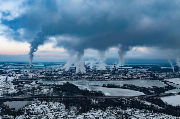 Panoramiczny widok z lotu ptaka na dym z rur jako tło ogromnego kompleksu mieszkalnego z wysokimi budynkami i sektorem prywatnym Koncepcja zanieczyszczenia powietrza i wody