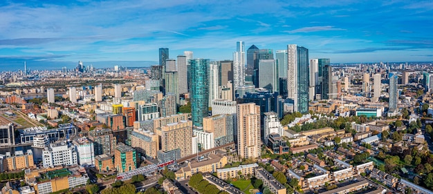 Panoramiczny widok z lotu ptaka na dzielnicę biznesową canary wharf w londynie w wielkiej brytanii