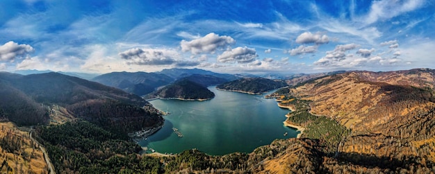 Panoramiczny widok z lotu ptaka na jezioro Bicaz i tamę w Rumunii