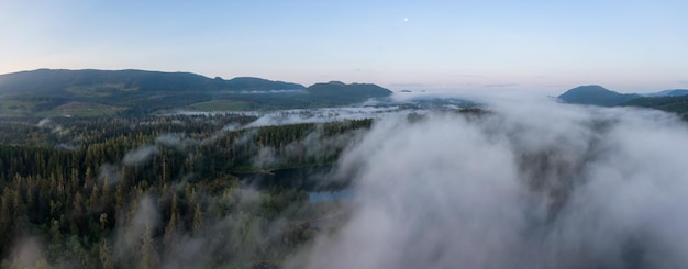 Zdjęcie panoramiczny widok z lotu ptaka na jezioro fairy pokryte chmurami