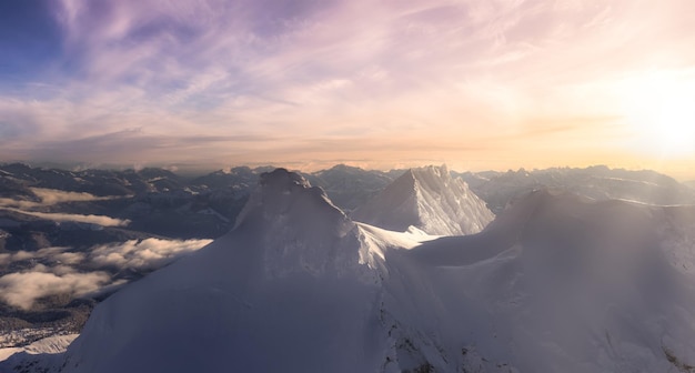 Panoramiczny widok z lotu ptaka na kanadyjskie góry pokryte śniegiem