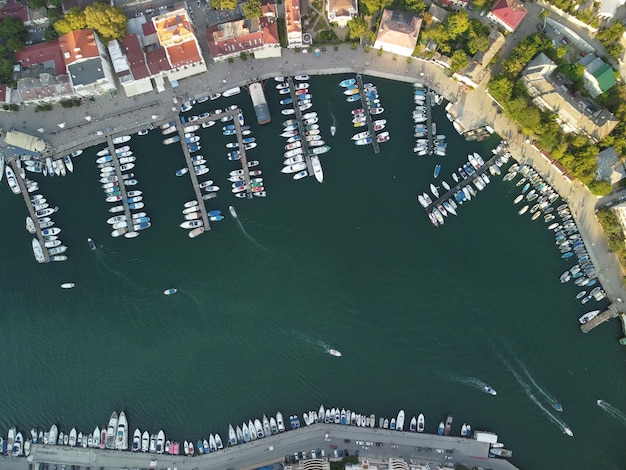 Panoramiczny widok z lotu ptaka na krajobraz balaklava z łodziami i morzem w zatoce marina w czasie zachodu słońca na Krymie