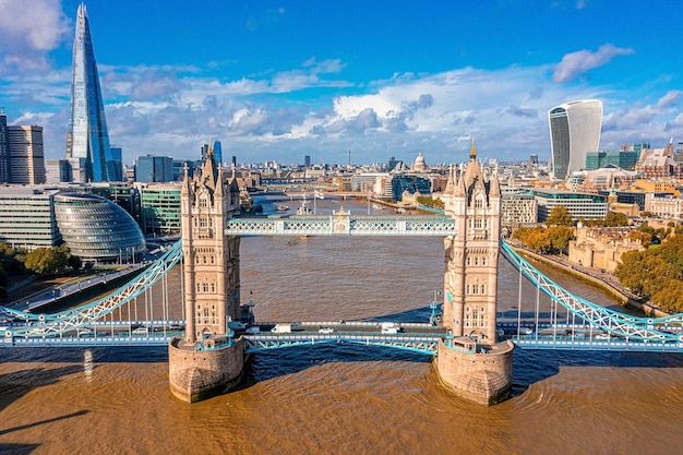 Panoramiczny widok z lotu ptaka na London Tower Bridge i Tamizę, Anglia, Wielka Brytania. Piękny most Tower w Londynie.