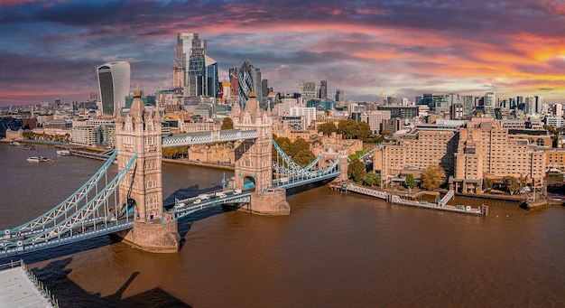 Panoramiczny widok z lotu ptaka na London Tower Bridge i Tamizę, Anglia, Wielka Brytania. Piękny most Tower w Londynie.