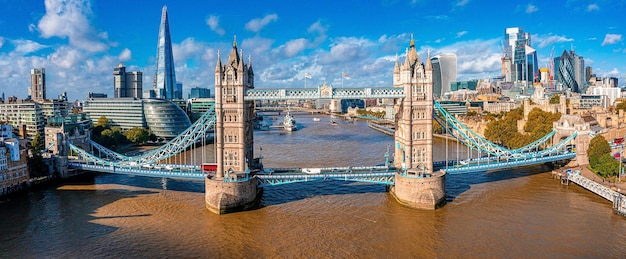 Panoramiczny widok z lotu ptaka na London Tower Bridge i Tamizę, Anglia, Wielka Brytania. Piękny most Tower w Londynie.