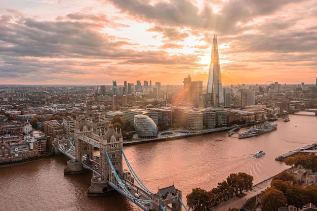 Panoramiczny widok z lotu ptaka na london tower bridge i Tamizę