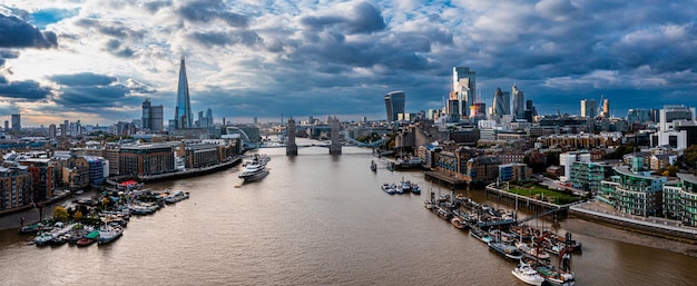 Panoramiczny widok z lotu ptaka na london tower bridge i Tamizę