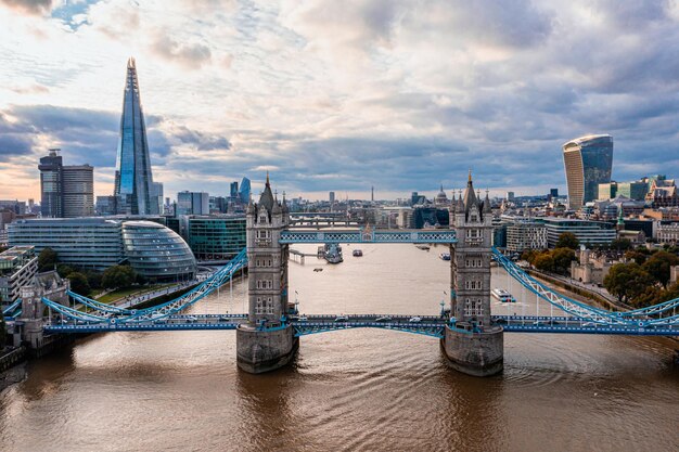 Panoramiczny widok z lotu ptaka na london tower bridge i Tamizę