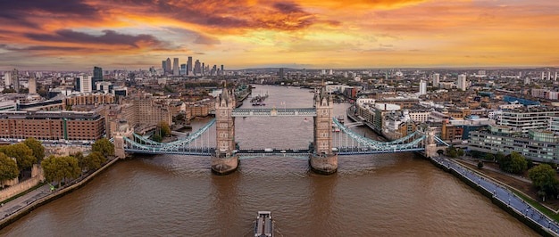 Panoramiczny widok z lotu ptaka na londyński most Tower Bridge
