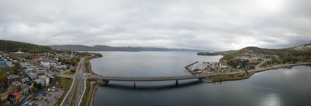 Panoramiczny widok z lotu ptaka na małe miasteczko na wybrzeżu Oceanu Atlantyckiego