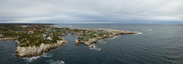 Panoramiczny widok z lotu ptaka na małe miasteczko w pobliżu skalistego wybrzeża Oceanu Atlantyckiego