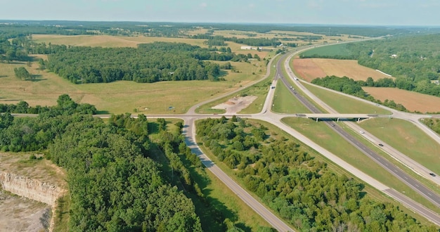 Panoramiczny widok z lotu ptaka na małe miasteczko w pobliżu wiosek położonych przy autostradzie w Ameryce Środkowej