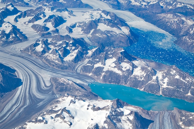 Panoramiczny widok z lotu ptaka na malownicze lodowce Grenlandii i góry lodowe Globalne ocieplenie i zmiany klimatyczne