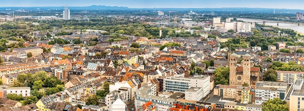 Panoramiczny widok z lotu ptaka na miasto Kolonia Nieruchomości i miejskie życie w Niemczech